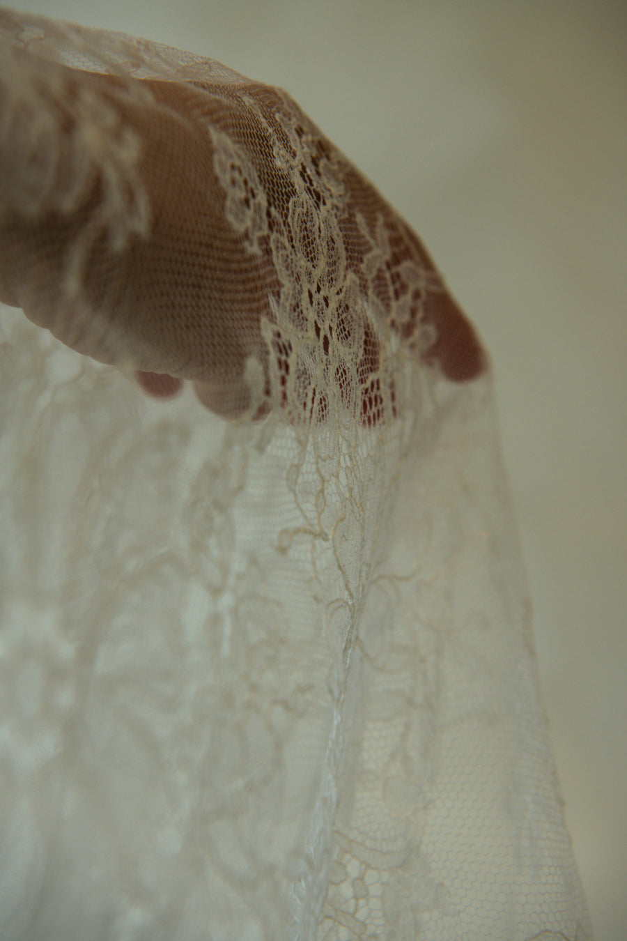 aunyalune-amelie-veil-detail-hand-lift